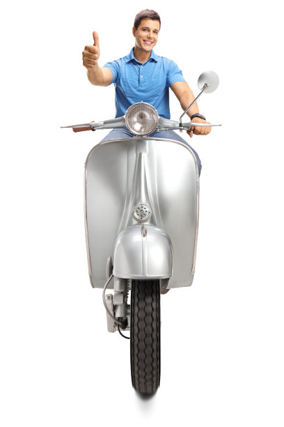 年轻人骑着老式摩托车，竖起大拇指图片下载