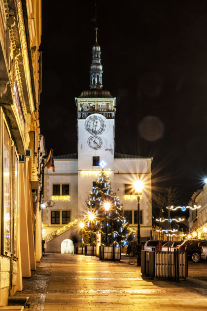 捷克克罗梅里兹大广场上的拉托斯岛和圣诞树图片下载