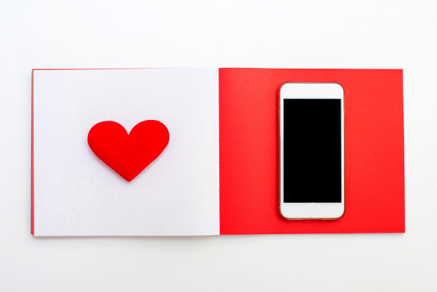 情人节和最甜蜜的一天，爱和红色的概念。用笔记本和手机复制文本空间图片下载