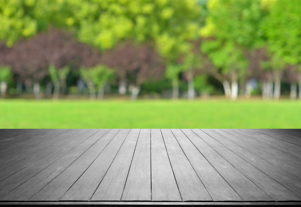 空木平台和春天绿色模糊抽象背景图片下载