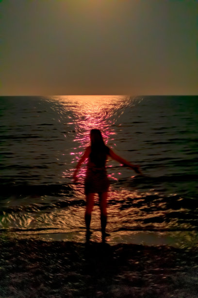 月光下的海边女人-自由-过滤图片下载