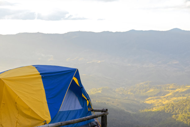 山顶上的黄色和蓝色的帐篷。图片下载