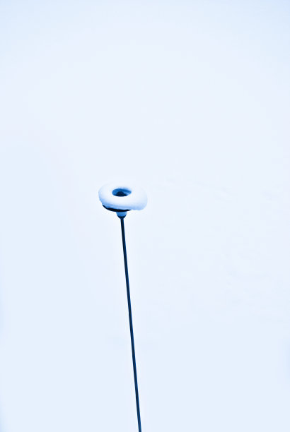 人行道上的路灯灯柱上覆盖着积雪图片下载