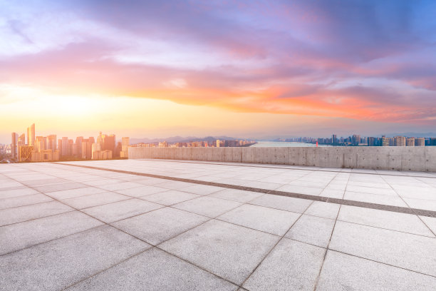 杭州日出时空荡荡的楼层和城市天际线图片下载