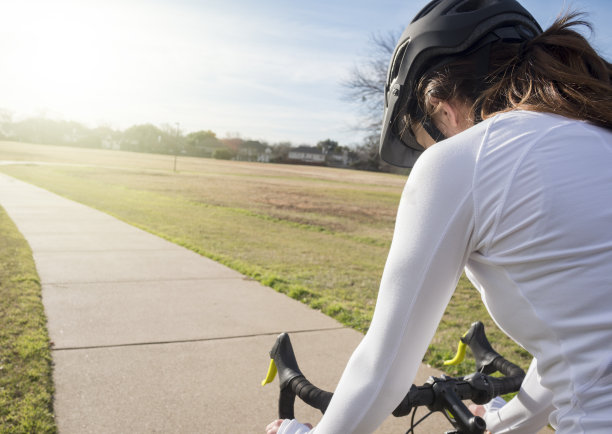 一个面目全非的女人在公园里骑自行车图片下载