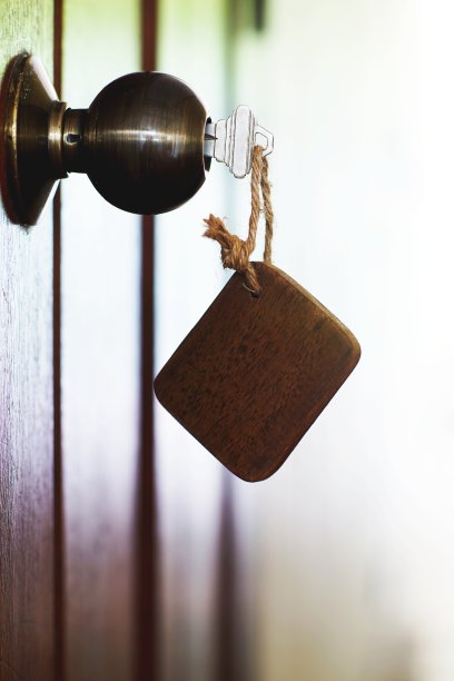 家钥匙与复古木屋钥匙扣在钥匙孔，财产概念，复制空间图片下载