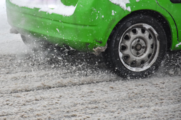 在冬季雪地道路上驾车图片下载