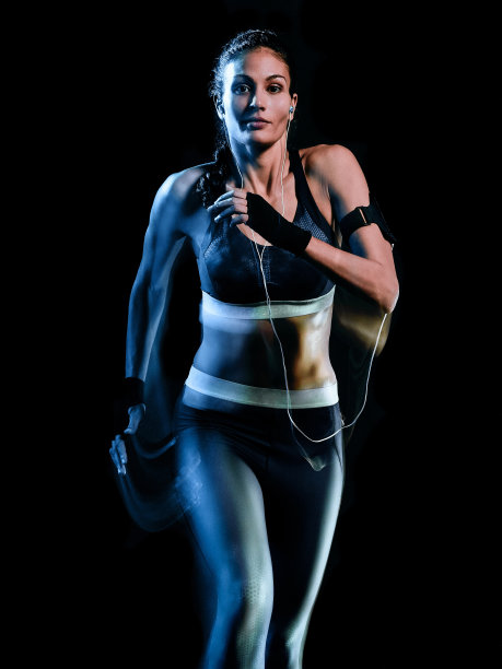 美丽的女人跑步，慢跑，跑步，孤立的黑色bac图片下载