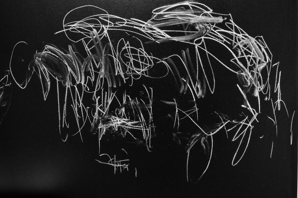 白色粉笔在黑色的黑板上画画图片下载