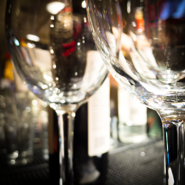 吧台上的空酒杯。图片下载