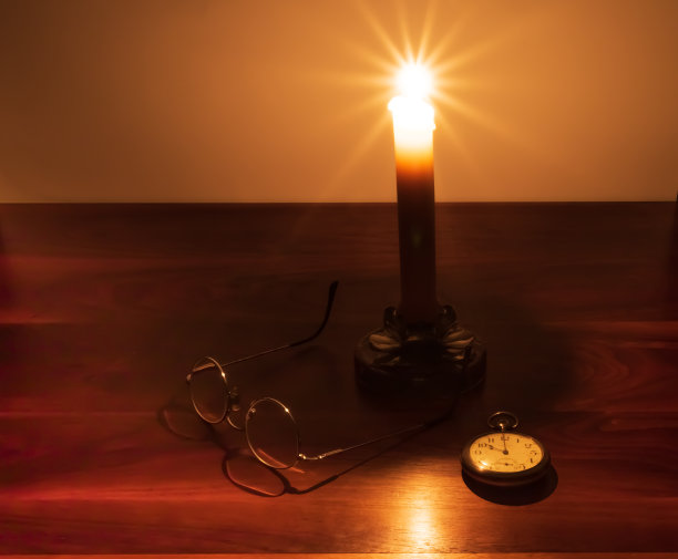 深色胡桃木桌面和燃烧的蜡烛图片下载