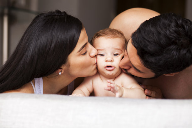 妈妈和爸爸爱上了他们的孩子图片下载