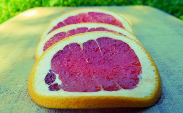 在木桌上切好葡萄柚图片下载