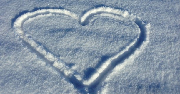 心在雪中画图片下载