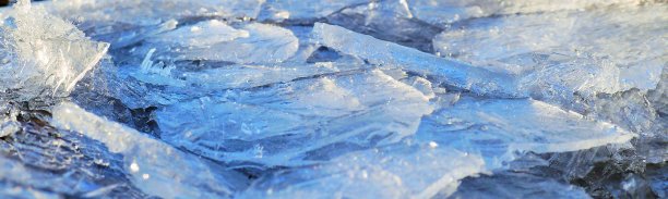 冰冻的河流的碎冰图片下载