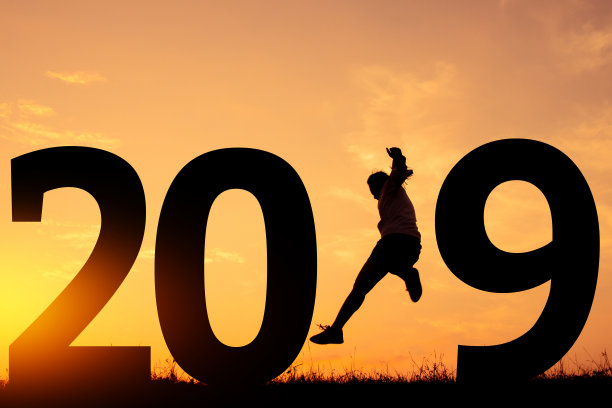 新年快乐从2019跳起剪影。图片下载
