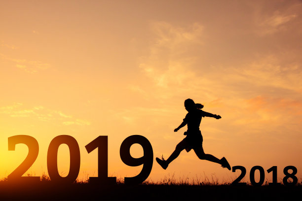 新年快乐从2018跳跃到2019剪影。图片下载