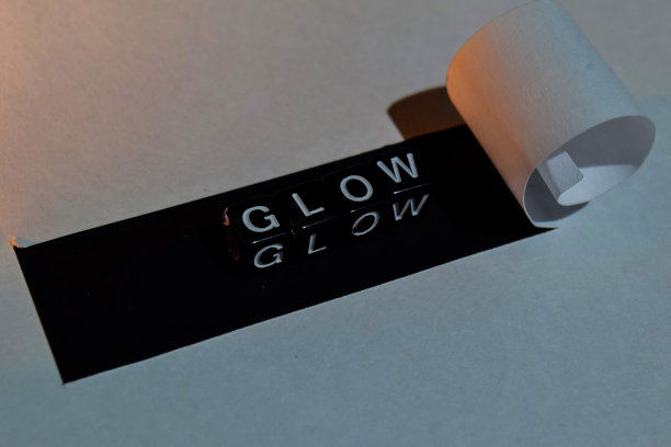 在木块上发光。图片下载