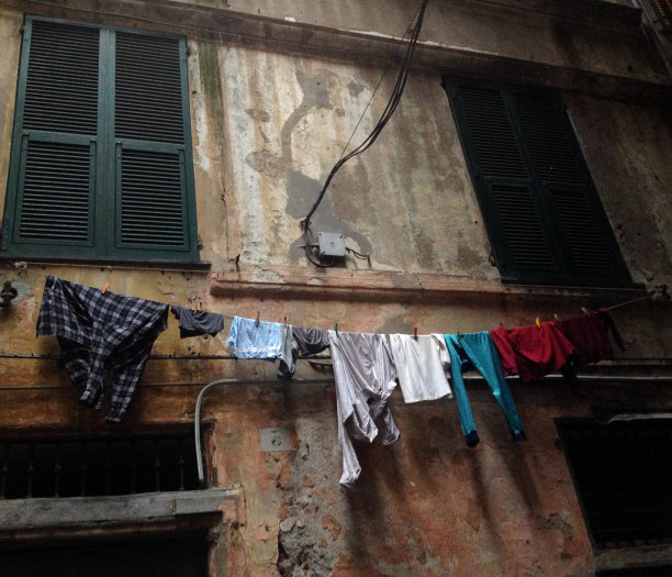 意大利热那亚的一条小巷里挂着衣服图片下载