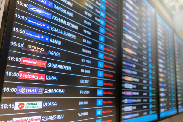 机场的航班时刻表。图片下载