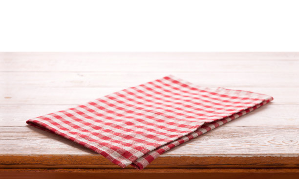 餐巾在木桌上孤立在白色。餐厅用的多色亚麻餐巾。模拟设计。前视图。图片下载