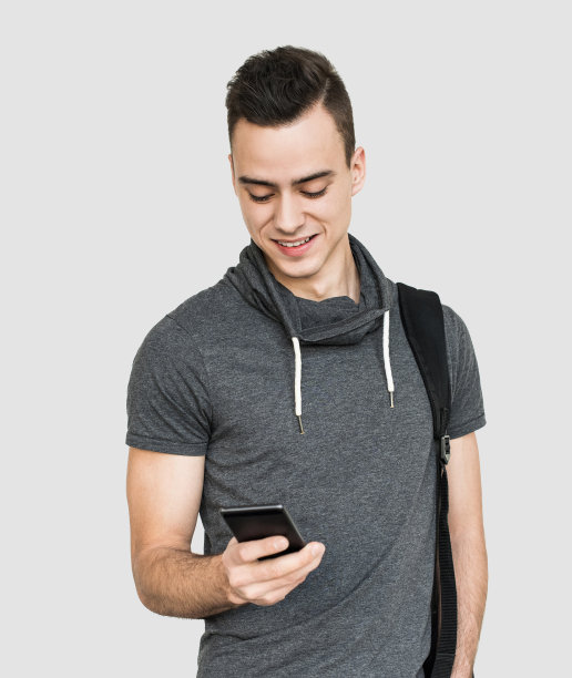 男学生使用智能手机的肖像图片下载