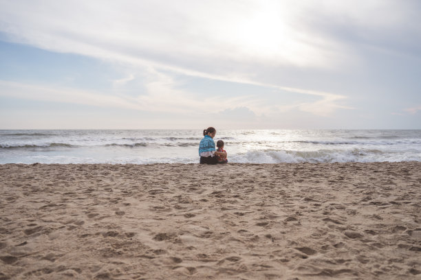 坐在沙滩上图片下载