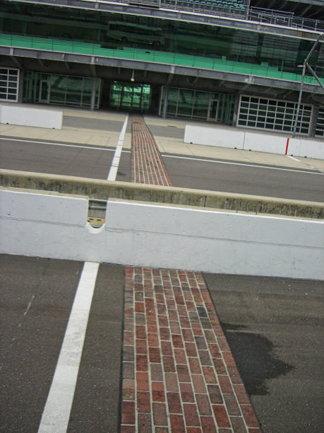 高速公路上的跑道图片下载