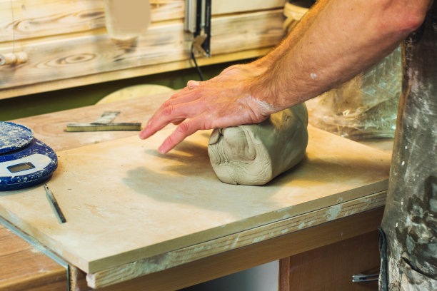 陶艺家雕刻陶瓷花瓶图片下载