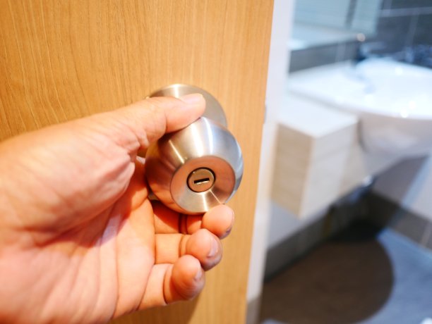 黄铜门把手在白色墙壁上图片下载