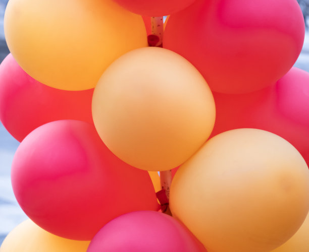 一排红色和黄色气球的细节与侧视图图片下载
