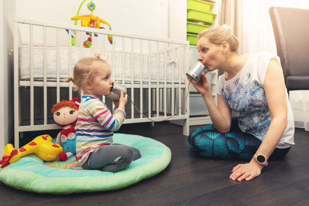 母亲和女儿玩锡罐电话。亲子沟通概念图片下载