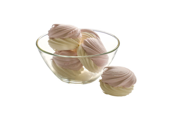 甜的粉红色棉花糖在玻璃碗孤立在白色的背景图片下载