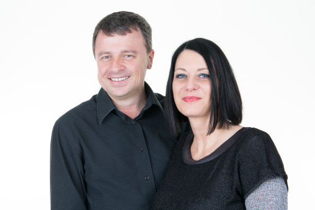 幸福的情侣情侣看着相机图片下载