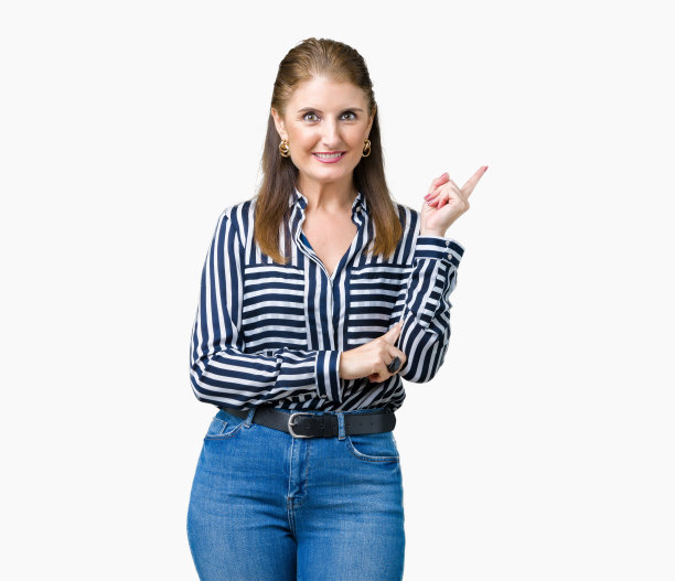 中年成熟的商业女性在孤立的背景下，脸上带着大大的微笑，用手和手指指着一边看着镜头。图片下载