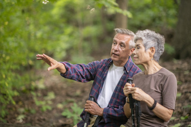 老夫妇一起去森林探险图片下载