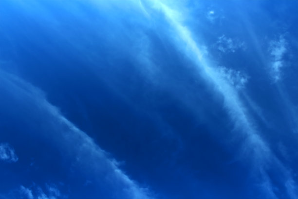 蓝天上的白云是美丽的背景或设计。图片下载