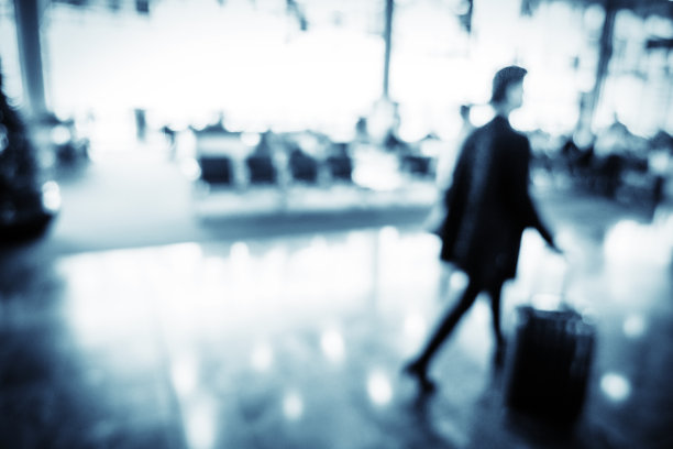 散焦机场满是旅客图片下载