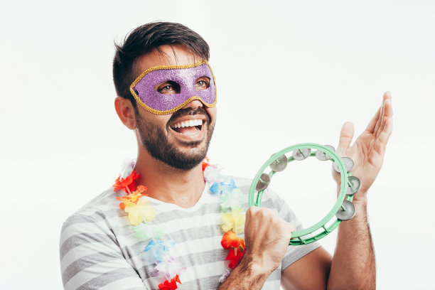 身着狂欢节服装的年轻巴西男子的肖像图片下载