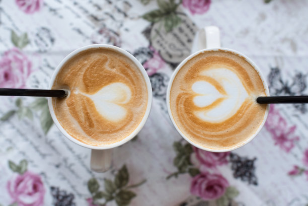 两个心形拿铁杯，俯视图。拿铁艺术。情人节的概念图片下载