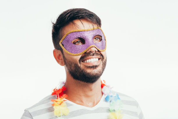 身着狂欢节服装的年轻巴西男子的肖像图片下载