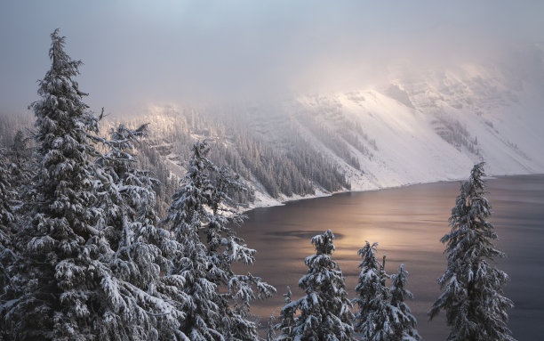 火山口湖国家公园，俄勒冈州覆盖着雪和低空云层图片下载