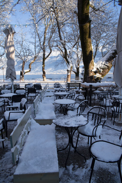 希腊约阿尼纳市的咖啡店，桌子，椅子，冬天的雪和冰，白色的颜色图片下载
