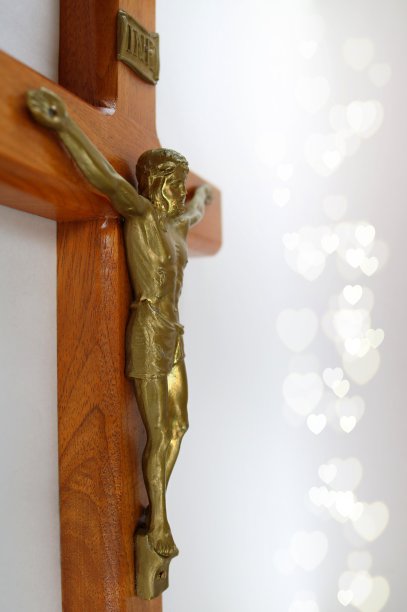 垂直的十字架与白光的心图片下载