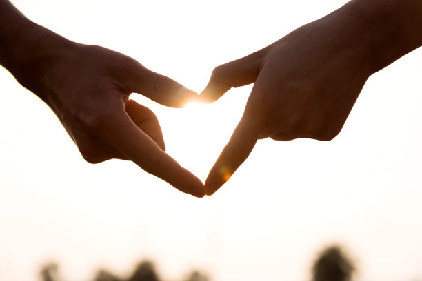 日落时双手形成心形图片下载
