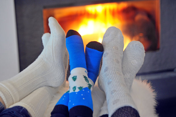壁炉边的冬脚和袜子图片下载