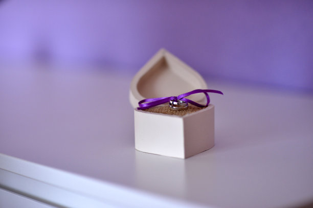 在一个漂亮的盒子里结婚图片下载