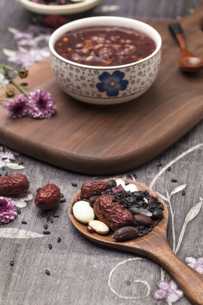 美味的黑米粥图片下载