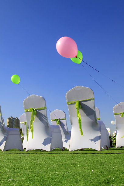 草坪上的白色椅子图片下载