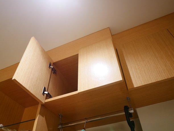 木制定制嵌入衣柜在阁楼的顶点角落图片下载